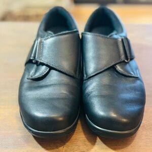 Orthofeet Women’s 9.5 Wide Black Clogs Slip-On Work Shoes